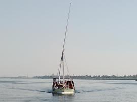 Nubian Sandal، قارب في أسوان