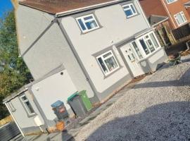 3 Bed Detached House & Hot Tub, hotel a Wrexham