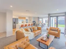 Large Family Retreat Spacious Home, Games Room, Park Views