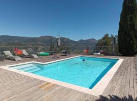 Haut de villa avec piscine, viešbutis mieste Le Broc
