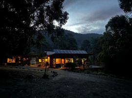 Base Camp Tasmania, מלון למשפחות בניו נורפולק