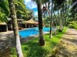 El encanto tropical, a minutos del IRTRA，Ajaxá的附設泳池的飯店