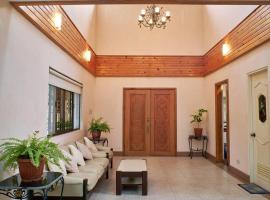 Spacious 6BR Family House in Tagaytay, hotel with parking in Tagaytay