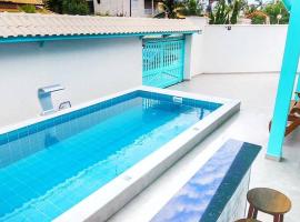 Casa pertinho da praia com piscina e churrasqueira, casa de férias em Peruíbe