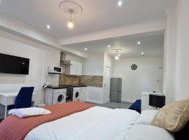 Spacious 3-Bedroom Apartment - London, hotel dengan parkir di Wanstead