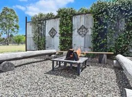 Kulang Lodge in charming Broke with Large Swim Spa and games room suits up to 8 guests