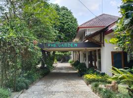 The Garden Family Guest House powered by Cocotel, hotell i Ciawi, Bogor