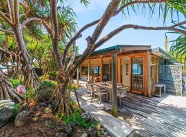 Fuller Holidays - Belongil Beachside Cottage, hotel in Byron Bay
