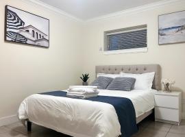 Seperate Entrance Entire Suite - Free Parking - Central Location - 2 bedrooms, casa de hóspedes em Burnaby