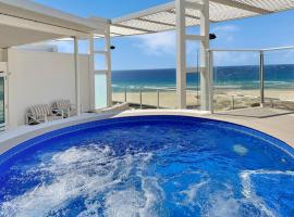 Kirra Penthouse with Private Spa, apartment in Gold Coast