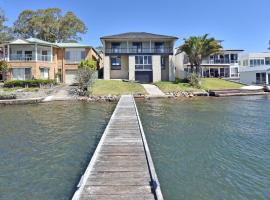 New Property Silverwater Serenity Shores Absolute Waterfront On The Lake, loma-asunto kohteessa Bonnells Bay