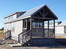 092 Star Gazing Tiny Home near Grand Canyon South Rim Sleeps 8: Valle şehrinde bir küçük ev