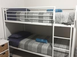 Hostel-Style GUESTHOUSE - for 18-40yrs, albergue en Caloundra