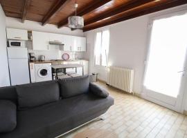 Joli T2 rénové / WIFI / Grand parking privé, hotel di La Couronne