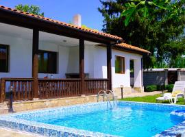 Вила Нолан с басейн - Villa Nolan with private pool, Hotel in Sokolovo