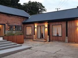 Simple Coastal Luxury near Southwold sleeps 10，紹斯沃爾德的度假屋