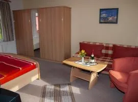 Doppelzimmer-mit-Gemeinschaftsbad-auf-Ruegen-fuer-Stoertebekerfans-H3Zi3