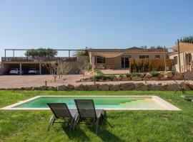Casa de campo Masos de Pals con parking y piscina, country house in Pals