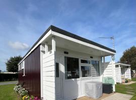 226, Sundowner Holiday Park, Hemsby - Two bed detached chalet, sleeps four, bed linen and towels included plus free WiFi - Pets welcome、ヘムズビーのホテル