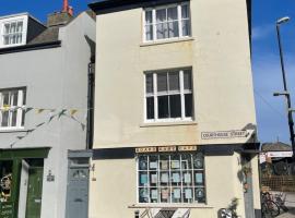 The Old King's Head with free parking, sumarhús í Hastings