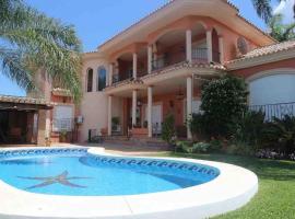 Villa Elísabeth, con piscina climatizada, especial para familias, hotel em Alhaurín el Grande