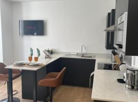 Brand NEW apartment with FREE Parking, Sleeps 4, near Beach & City Centre, hotel in Waterloo