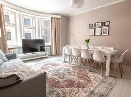 2ndhomes Bright & Spacious, 5 Bedroom Apartment in the Center