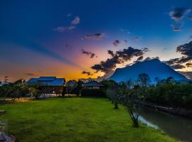 The Wes Village, incl Breakfast and Dinner, camping de luxe à Chiang Dao