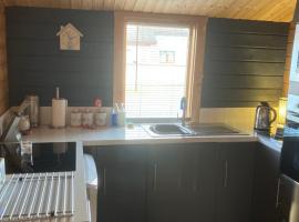 Log Cabin in the City with hot tub, cheap hotel in Culloden