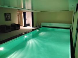 Villa 275 qm, 2 Guest Favorit ,Pool,Sauna, chimney, garden, free Parking,24h check in,vip Shuttle service, hotel in Hannover