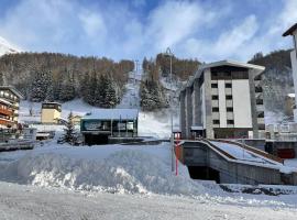 Casa Madesimo - Impianto sciistico e Parcheggio, hotel in Madesimo