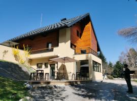 Hostel des Combes, hotel with parking in Les Combes