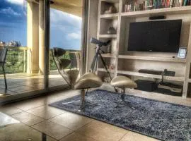 Designer Condo - Sleeps 6 with Sauna