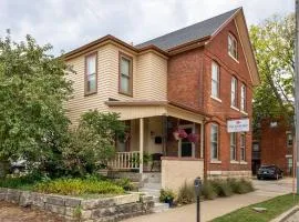 The Dubuque House - Historic Downtown Location!