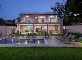 Muito espaço para criançada brincar! Casa com Piscina e Churrasqueira Privativa! Até 14Pax