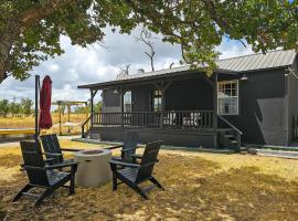 Doss-Spring Creek Cabin, hotel in Tivydale