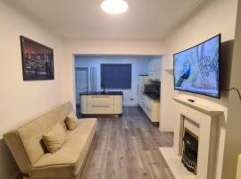 3 bedroom home - Meadowhall, Magna, Utilita arena, free parking, garden, nhà nghỉ dưỡng ở Templeborough