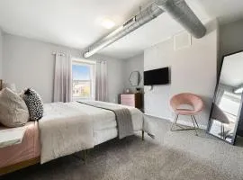 HostWise Stays - Free Parking, Highly Walkable, 2 Full bathrooms