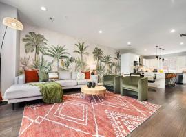 HostWise Stays - The Charlotte - Rooftop patio, Garage Parking, Prime Location, Large 3 Story Home, Hotel in Pittsburgh