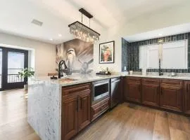 The Grandview Penthouse - Sweeping City Views