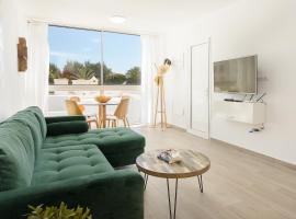 Orange Volcano - pool, gym and activities in Sport Center Fariones included, hotel en Puerto del Carmen