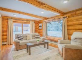 Tucked Away Timber Lower Suite: Fairbanks şehrinde bir otel