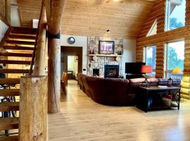 Hilltop Chalet-Stunning Views, 3mi from downtown, hotell i Prescott