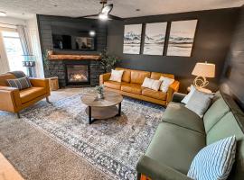 Remodeled Summit Condo at Snowshoe - Modern & Cozy, hotel cerca de Western Express, Snowshoe