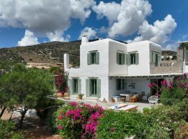 Akakies summer house with breathtaking Aegean view, hotel familiar en Aspro Chorio Paros