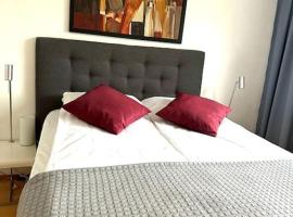 Spacious 2 rooms apartment in Helsinki Design District, own balcony, hotel la plajă din Helsinki