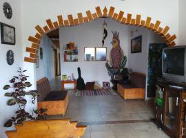 Tahamies Hostal - Artesanos y Turistas., guest house in Guatapé