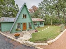 A-Frame Cottage with Deck about 5 Mi to Lake Bastrop!, וילה בבסטרופ