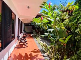 Hostal Nuevo Arenal downtown, private rooms with bathroom, hotel in Nuevo Arenal