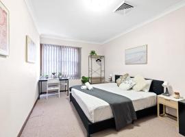 King-size Bedroom in Gordon near Train & Bus, hotel with parking in Pymble